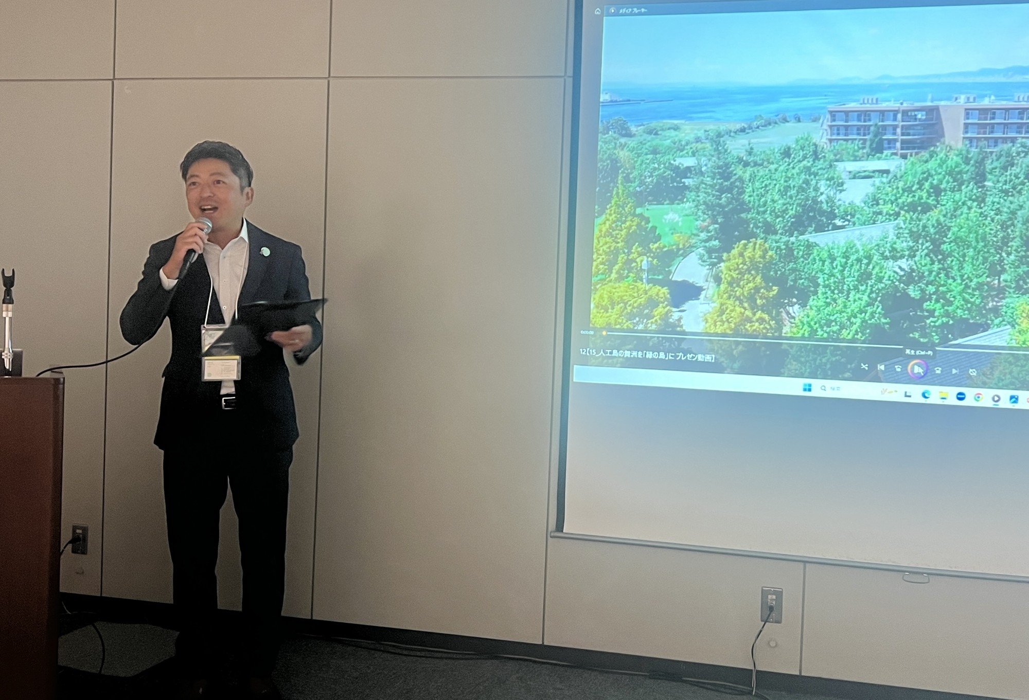 プレゼンで発表する『The Day Osaka』の初岡総支配人