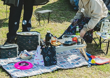 「お家キャンプ」をもっと楽しく！KiUの新作ライトキャンプグッズ 3種 レジャーシート / クーラーボックス / スツール