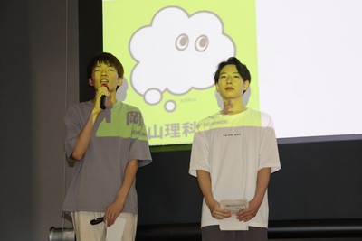 壇上から吉本さん（右）ら情報理工学科の学生が児童に問い掛けました