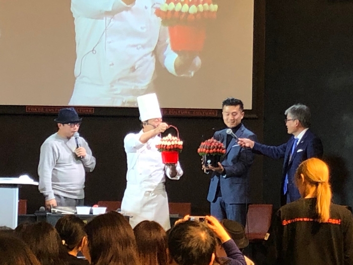 苺サミット ステージ上でフルーツブーケをご紹介