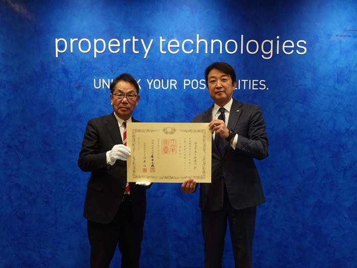 紺綬褒章授与の様子(左:広島県尾道市長 平谷 祐宏 様、右:当社代表取締役社長 濱中 雄大)