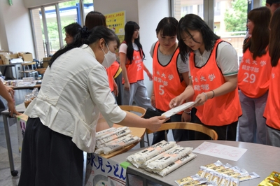 氷見の物産を紹介する橋場ゼミの学生