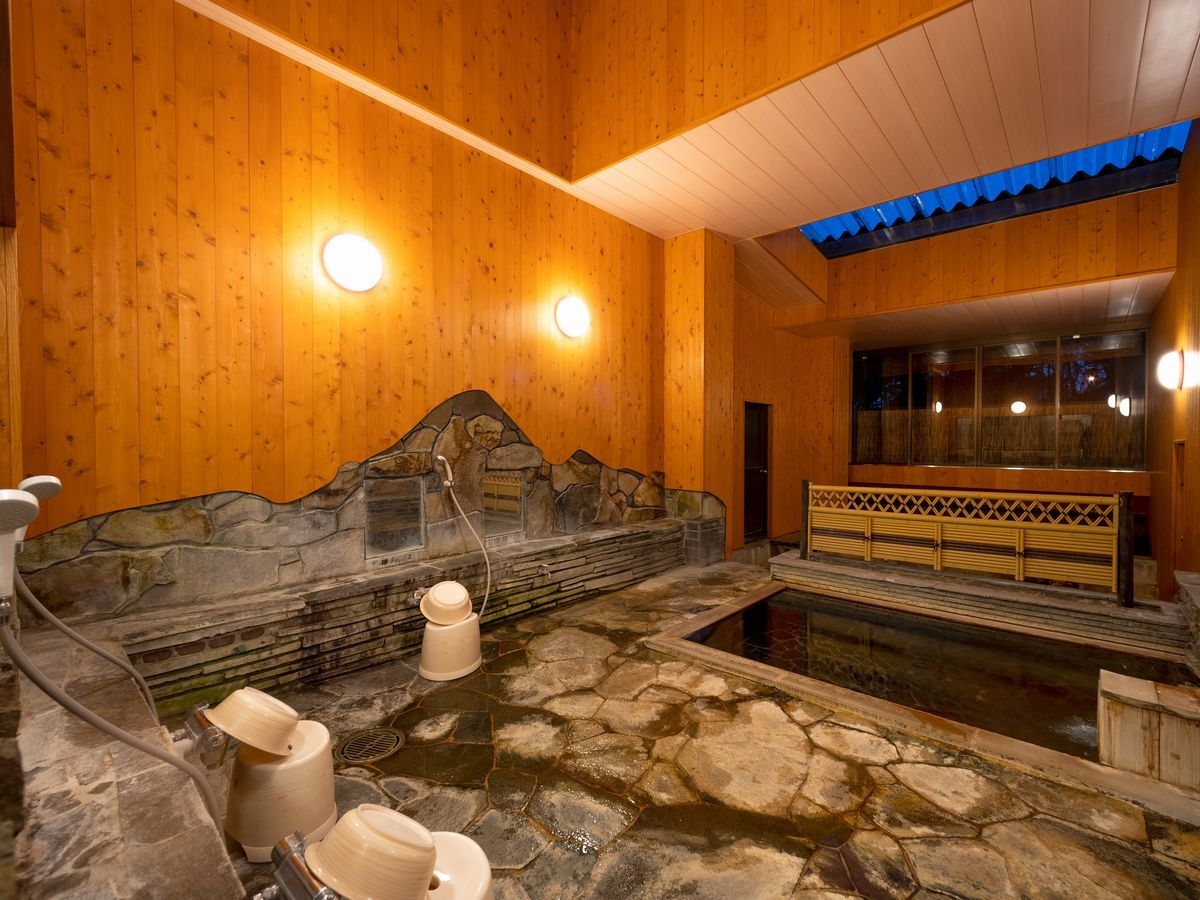 800年の冷温泉浮島風呂