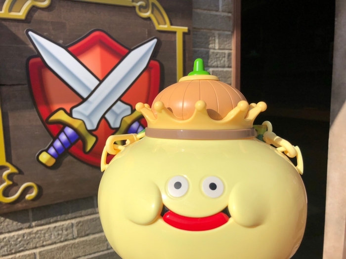 ▲子どもに大人気のオリジナルフードも販売中 たまねぎキングポップコーンバケツ/3,000円(税込)