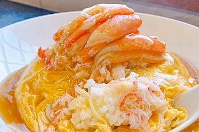 魅力的な中華グルメが揃う人気店で提供されるカニを使った天津飯