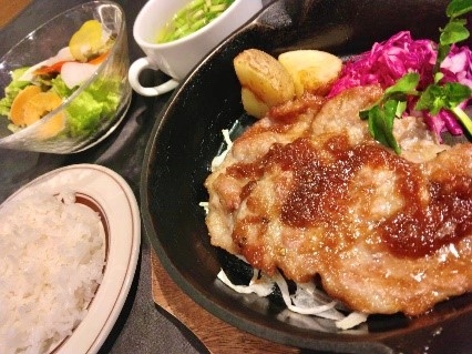 山形県産「庄内グリーンポーク “ぶーみん”」のみのる風 ジンジャーポーク定食 (秋田米サキホコレ、仙台セリの コンソメスープ、サラダ付) (税込1,584円)