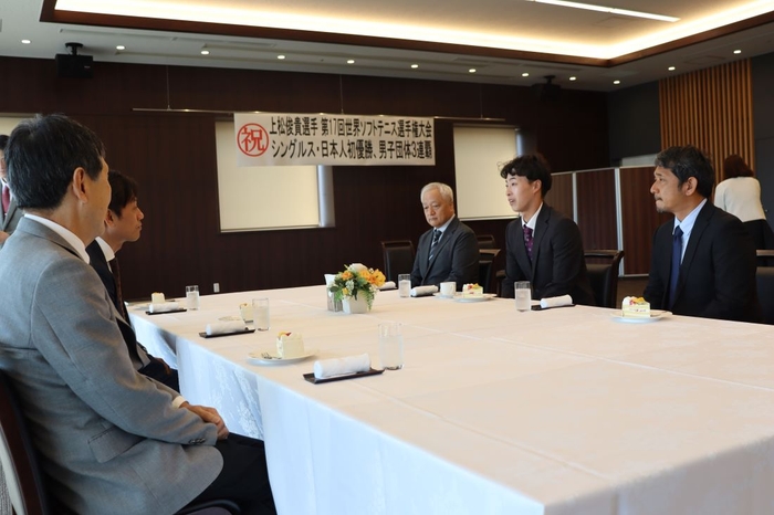 加計理事長らと歓談する上松選手(右から2人目)