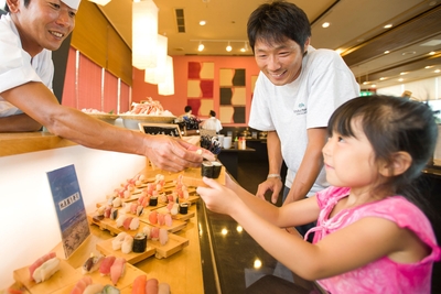 寿司・天ぷら・鉄板焼きなどを出来たてで提供