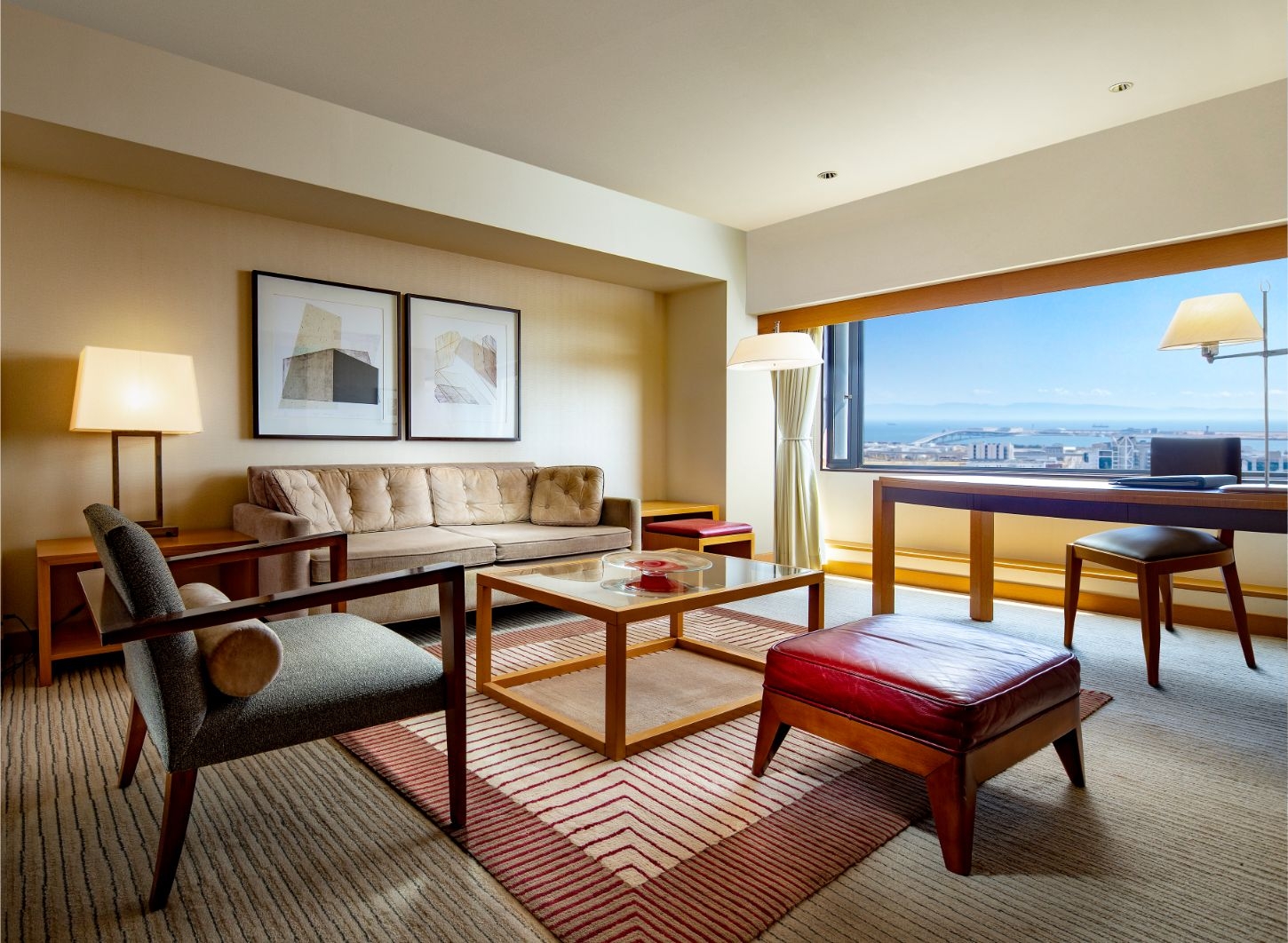 本館「OVAL CLUB」エグゼクティブスイートは「KOBE STAY」を満喫できる広々とした空間