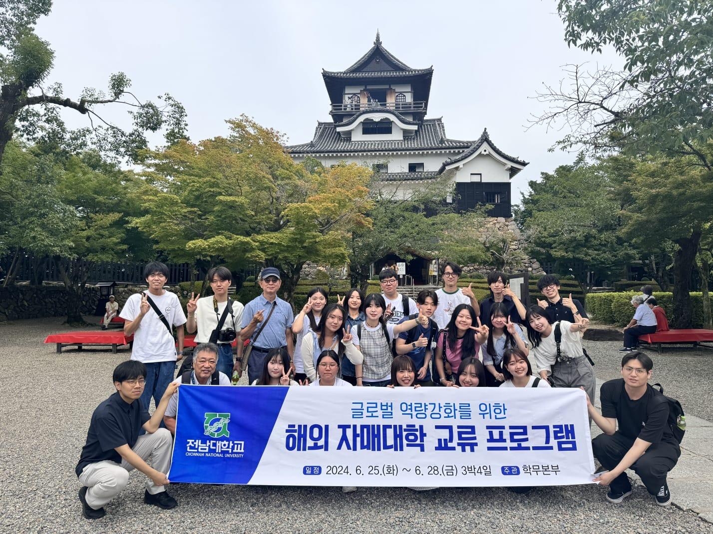 犬山城で記念撮影