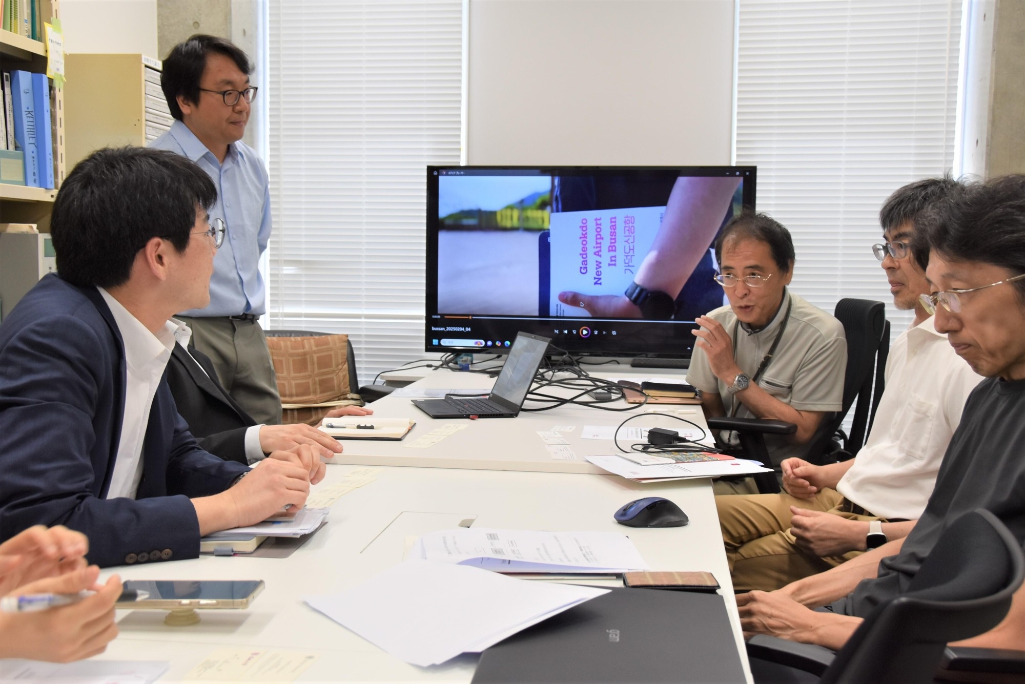 意見交換する上山教授(右から3人目)とチョ半導体政策チーム長(左)