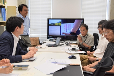 意見交換する上山教授（右から3人目）とチョ半導体政策チーム長（左）