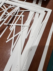 切り出したあとに残った紙片。完成作品には見えない、手作業の痕跡