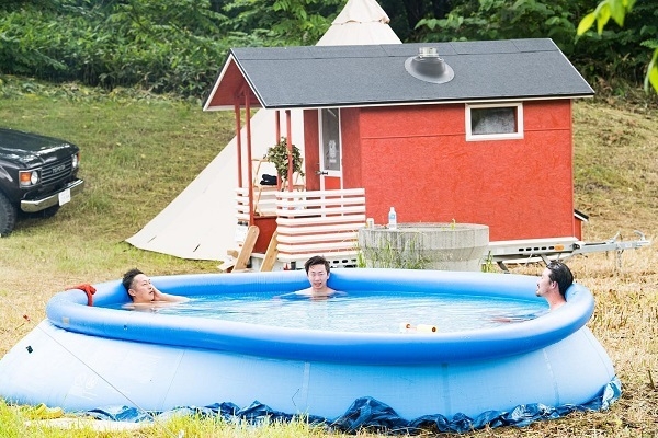 大自然の中でサウナに入り、ととのってください!