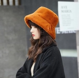 Qoo10 Fashion Trend Report #26　 ストリートライクなファッションとも相性抜群！ フワフワ素材のバケットハットが人気