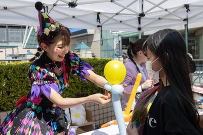 アーティストが目の前でバルーンアートをつくる「バルーンくじ」の販売も