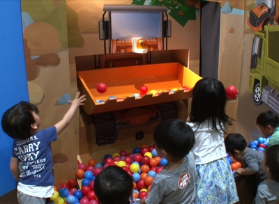 ショベルカーにボールをいれよう！