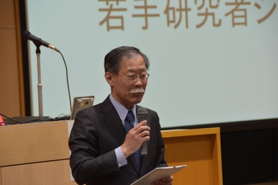 進行を務める研究推進委員会の岡本委員長