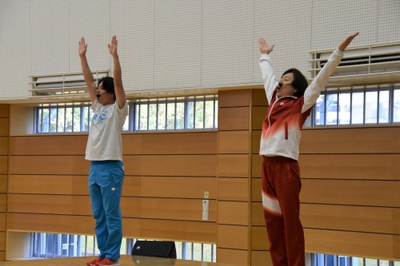 長男の文哉さん（左）がサポート