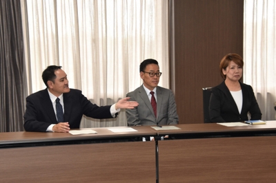 （左から）古川部長、西川監督、森コーチ
