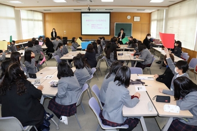 各グループの基本ルールを書いた紙を掲げる生徒たち