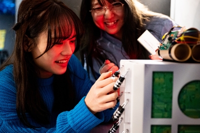 ozyaftkgrlGaIQi65DzY.jpg?w=940&h=940