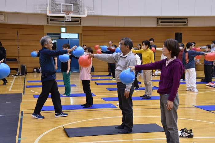 ボールを使ったトレーニングを指導