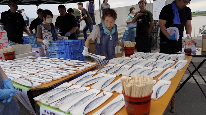 整理券の番号が呼ばれた方から!
