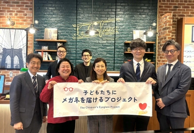 （後ろより）・大阪ジェネラルマネージャー　森下 将康 ・La Confiance by Paris Miki  淀屋橋ステーションワン店店長 田川 博規 ・株式会社パリミキホールディングス  代表取締役会長　多根 幹雄 ・特定非営利活動法人 西成チャイルド・ケア・ センター 川辺 康子様 ・NPO法人ハッピーマム　玉城 ゆかり 様 ・認定NPO法人あっとすくーる　矢野 剛 様 ・パリミキ営業本部長　成尾 斗夢