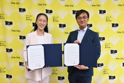締結式の様子 （やまだ北区長（左）と上田代表理事（右））