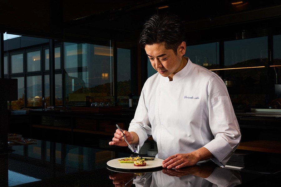 目の前でシェフが仕上げる芸術の一皿