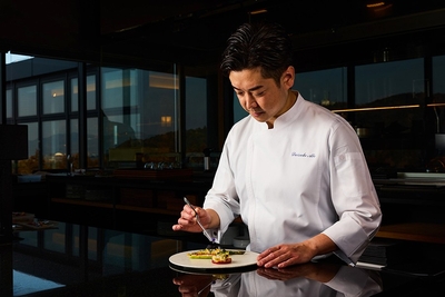 目の前でシェフが仕上げる芸術の一皿