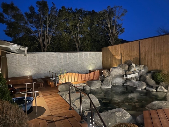 60tもの温泉が注がれる浴場(写真は露天風呂)