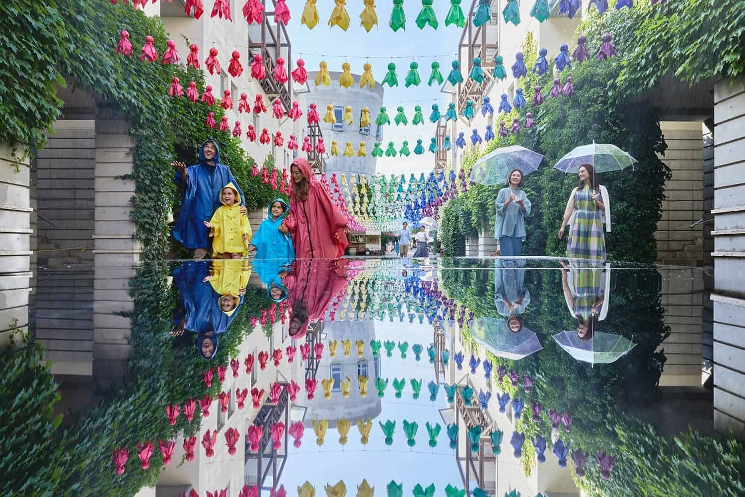 【リゾナーレ八ヶ岳】1,500個の「ふれふれ坊主」が雨空をカラフルに彩る「八ヶ岳ふれふれスカイ」開催 ~雨空をイメージしたソーダや8色のふれふれ坊主クッキーも登場~ 期間:2023年6月3日~7月9日