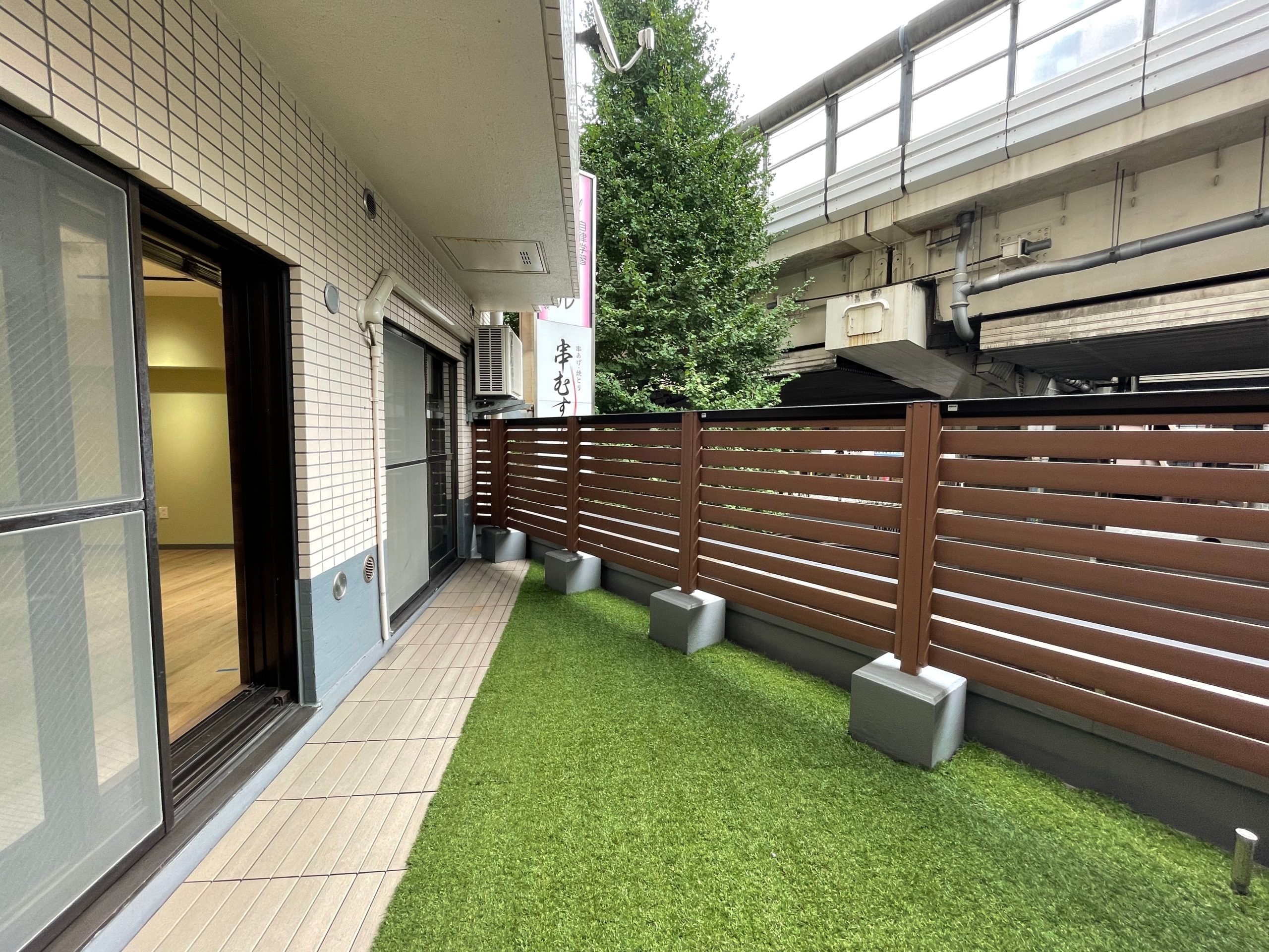 【リノベ物件】池尻大橋から徒歩2分。日当たり良好、人工芝が敷かれたバルコニー付き物件が入居者募集開始しました！