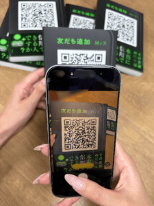 国内の商業書籍で表紙が二次元コードのみ、というのは異例