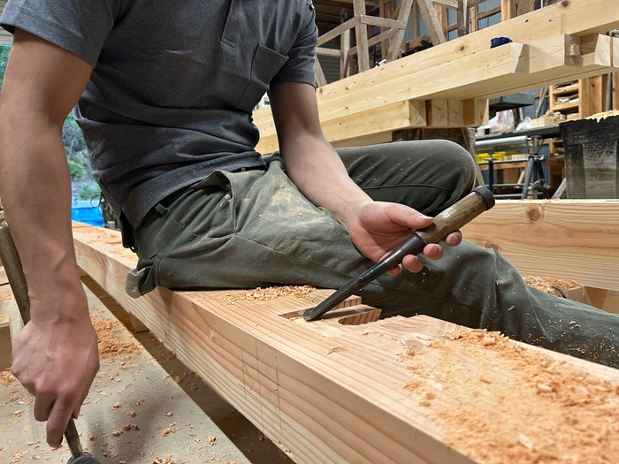 大工がすべて手作業で加工から設置までを行う(2)