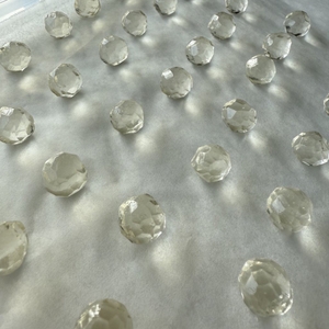 職人が小刀でひとつひとつ切り出し、繊細なパールの質感を表現