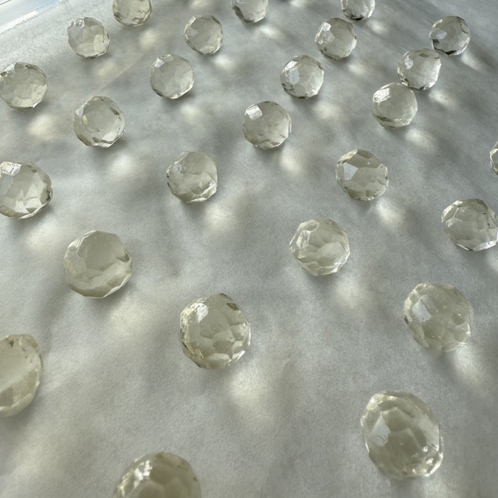 職人が小刀でひとつひとつ切り出し、繊細なパールの質感を表現