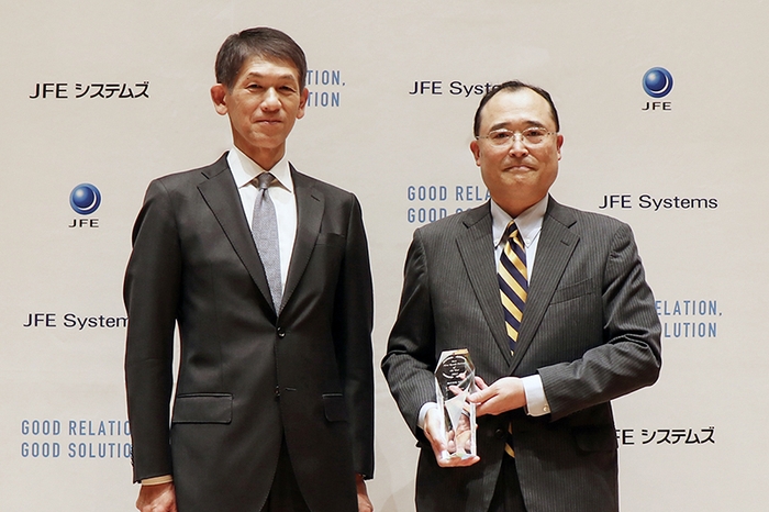 株式会社AIT 常務執行役員 湊 幸次郎 様(右)、当社 代表取締役社長 大木 哲夫