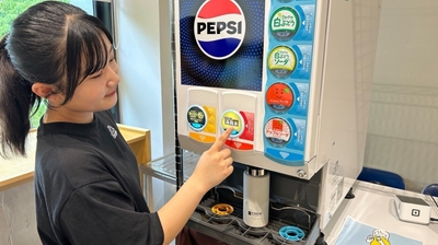 マイボトルへのドリンク提供の様子