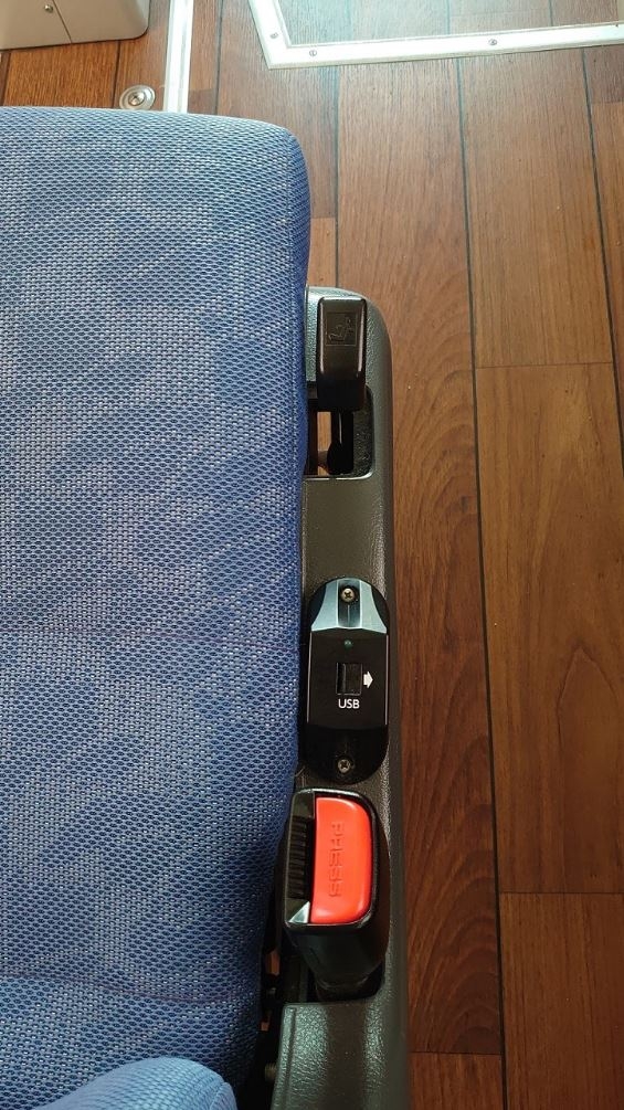 座席には充電USBポートが付いています
