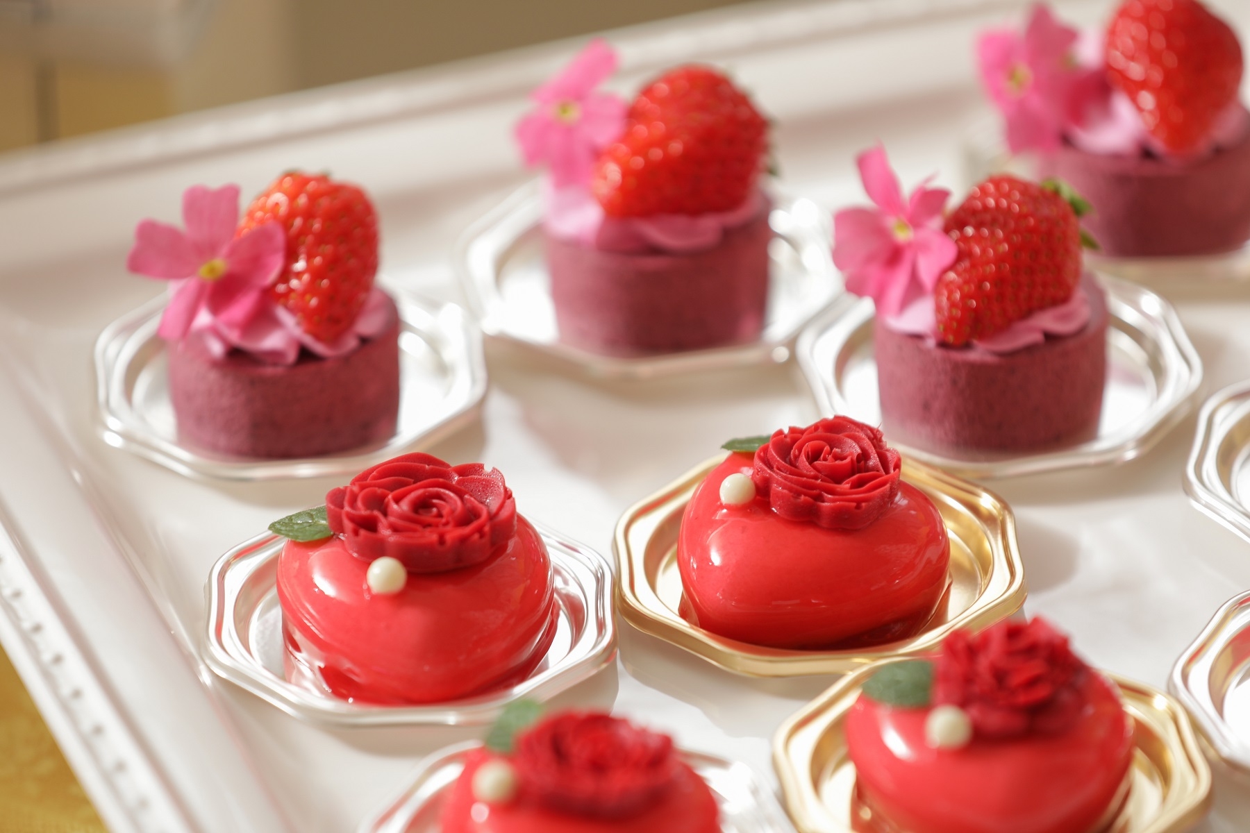 (上)ローズフランボワーズムース:フランボワーズと薔薇香るムースリーヌ(下)ストロベリームース:ムースの中に苺のジュレを入れ、苺の甘さを感じるムース