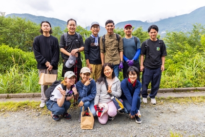 大文字焼の準備作業へ向かう、ホテルインディゴ箱根強羅のチームメンバーたち