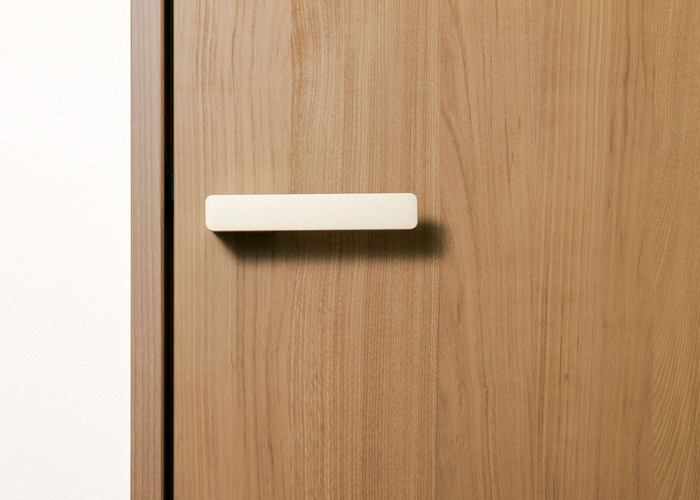 ラッチ受けのプレートが正面に見えない。