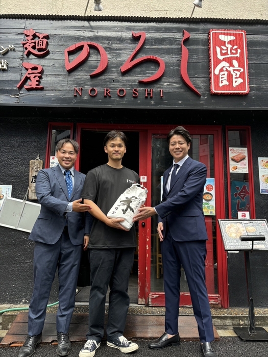 2024年初めてお米の寄付をしたときの様子▲中央：株式会社OCEAN 西川 将広さん、右：当社　代表取締役社長　田宮 明彦、左：当社　第三営業部　高泉 雄大