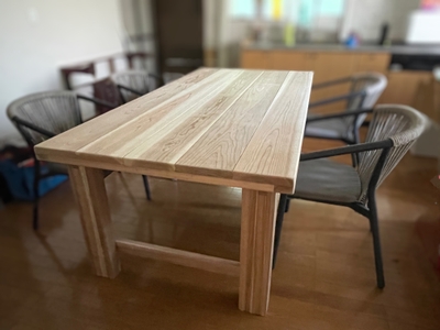 コミュニティスペースの雰囲気にあった机を製作