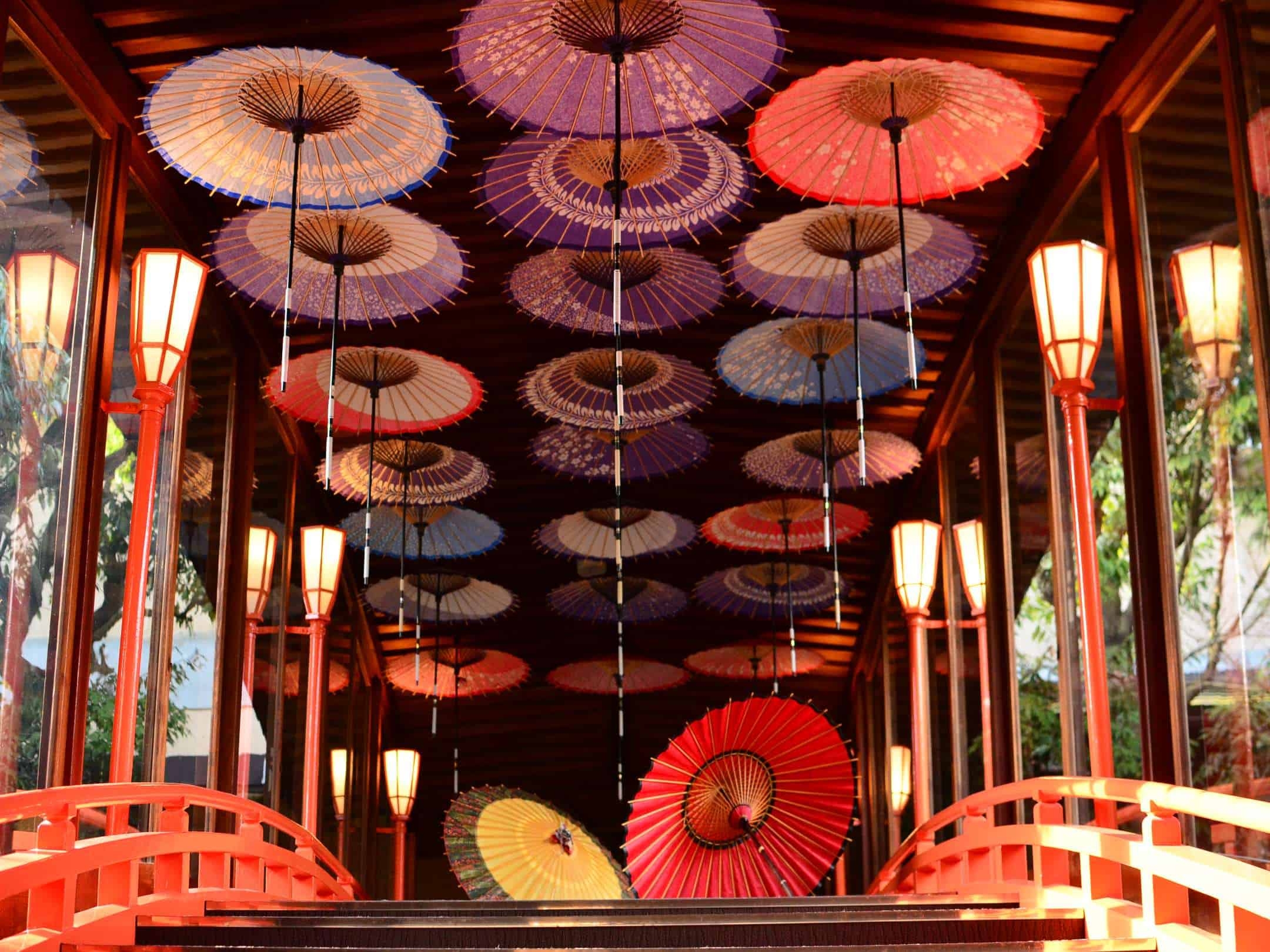 【界 出雲】良縁を運ぶ雨を楽しむ「縁雫(えにしずく)巡り」開催　ライトアップされた和傘で彩られた露天風呂も｜2022年6月1日～7月10日