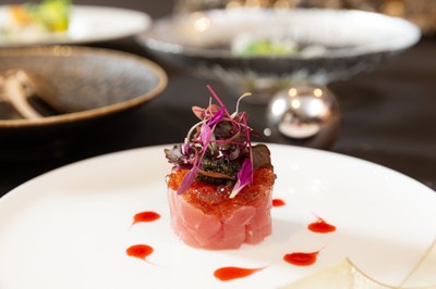 マグロとビーツのタルタル 京都大原の赤紫蘇ジュレ