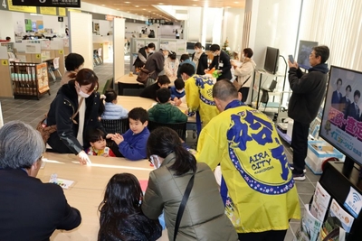 化石レプリカ体験に挑戦する子どもたち